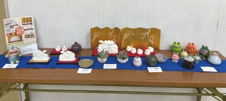 豊公民館で陶芸品の展示のようす1