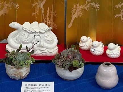 豊公民館で陶芸品の展示のようす2